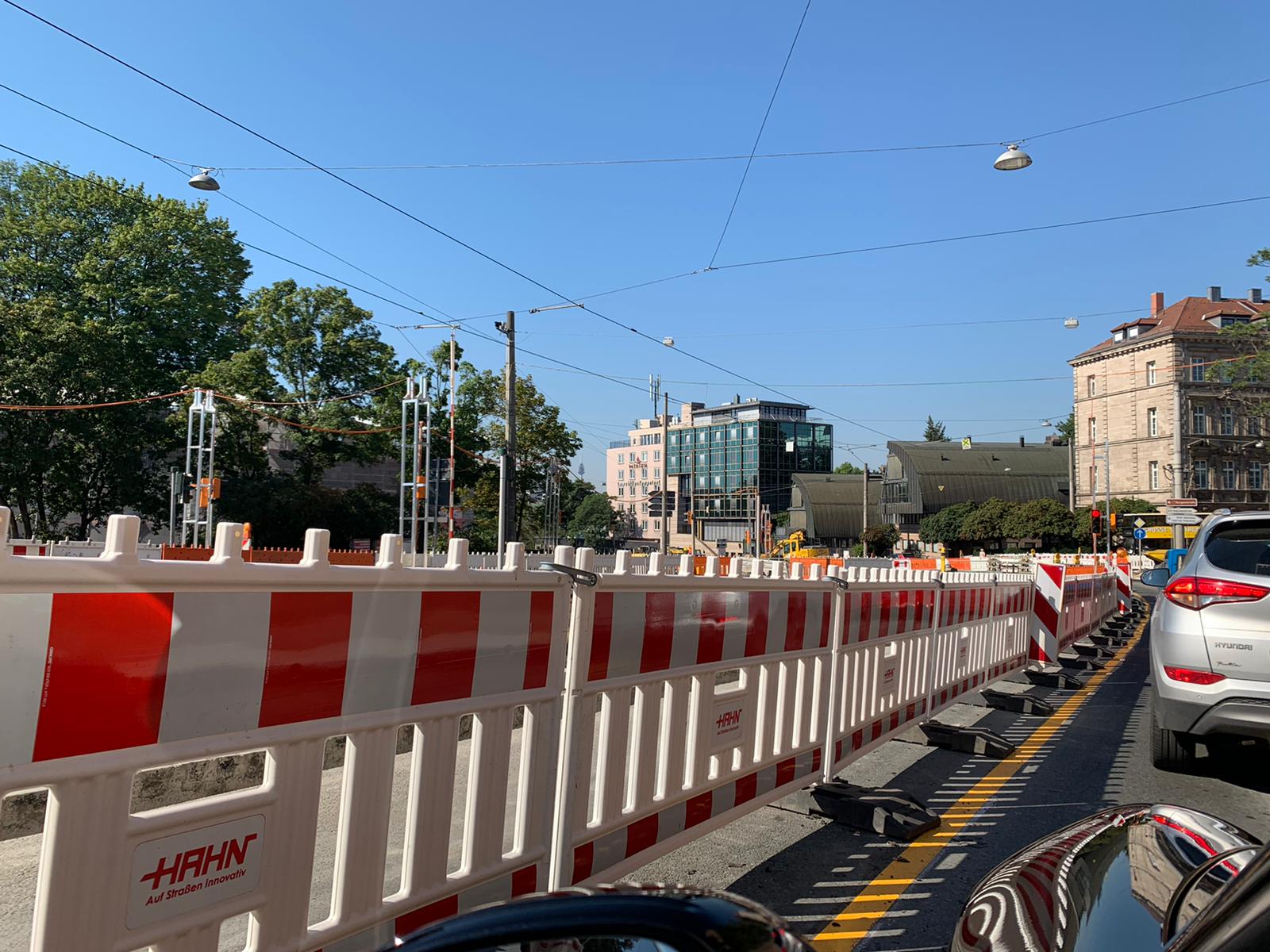 Sicht auf eine abgesperrte Straße