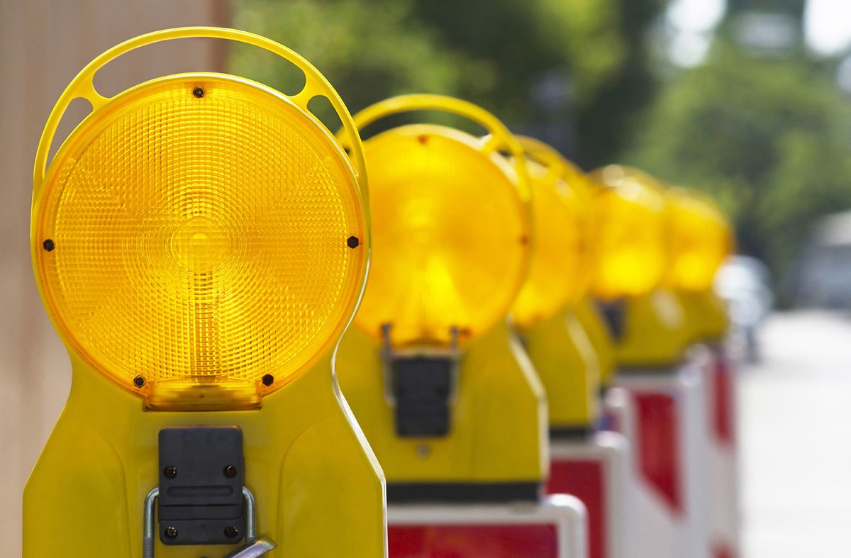 Straßenabsperrung mit Beleuchtung