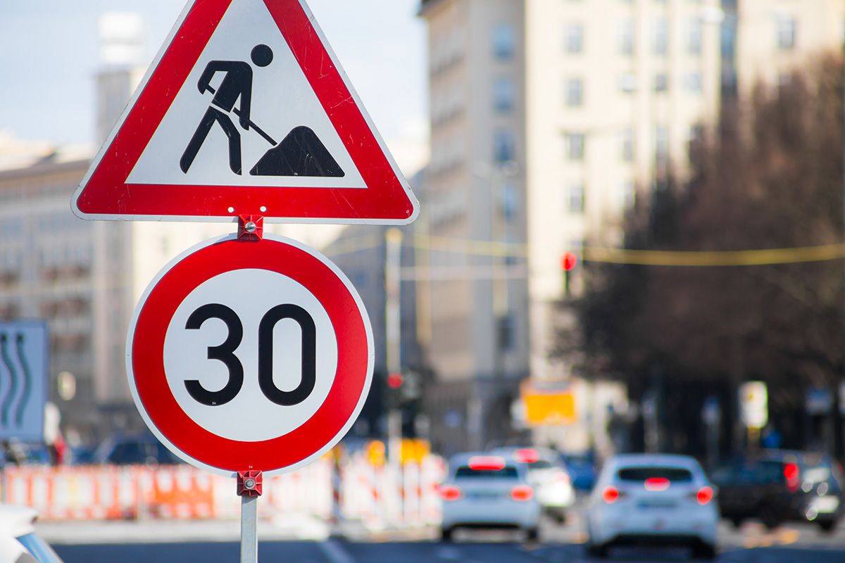 Zwei verschiedene Verkehrsschilder