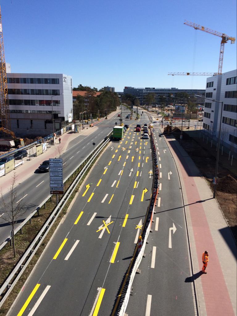 Sicht auf eine Straße von oben