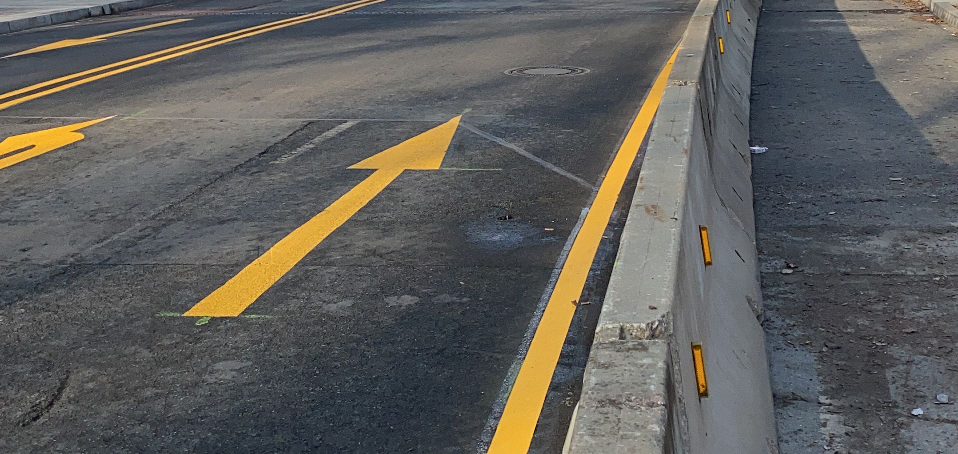 Sicht auf eine Straße mit gelber Fahrbahnmarkierung