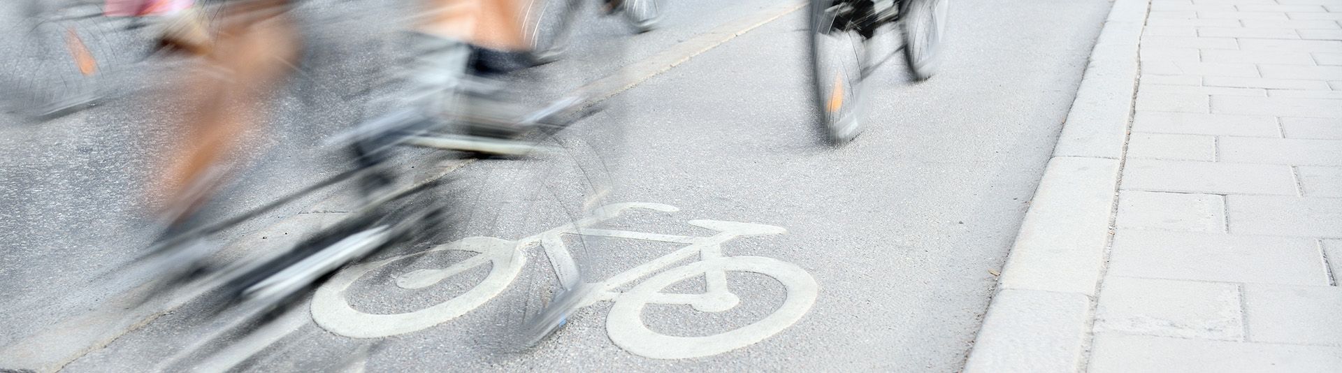 Nahansicht eines Fahrradwegs mit Fahrradsymbol